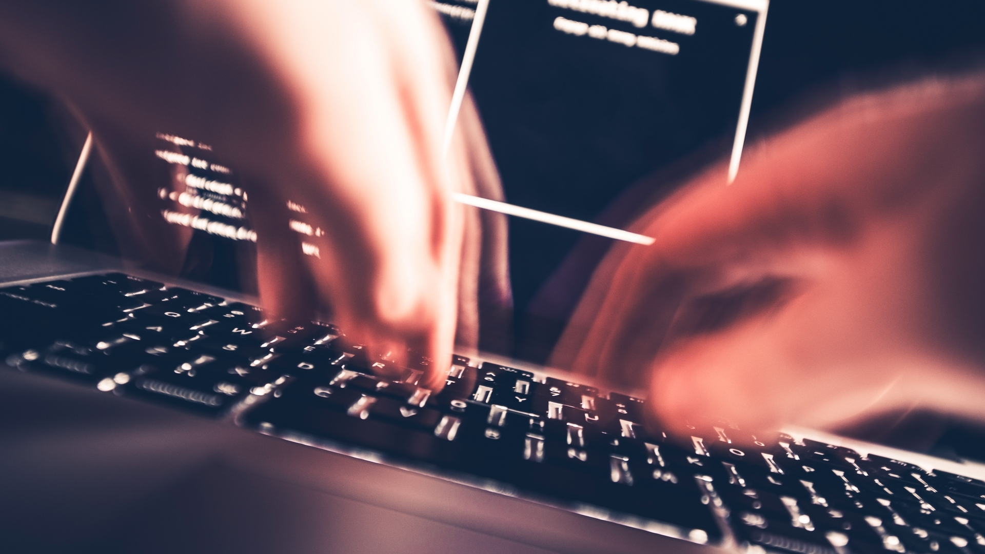 Một hacker đang gõ bàn phím rất nhanh.